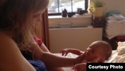 Cô Emilie Jacobs bế đứa con đầu Elias của cô sau khi cô sinh bé ngay tại nhà.. (Ảnh do nhân vật cung cấp.)