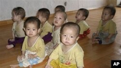 영양실조를 겪고 있는 함경북도 청진 고아원의 아이들 (자료사진)