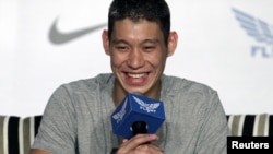 Jeremy Lin trong một cuộc họp báo ở Đài Bắc 