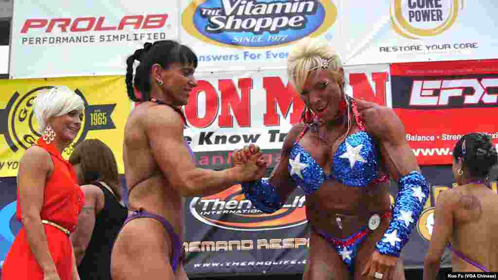 冠军（左）亚军惺惺相惜