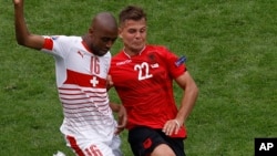 Gelson Fernandes (vermelho), cabo-verdiano que joga pela Suíça