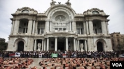 Los manifestantes se desvistieron durante la manifestación y se acostaron en una plaza pública de la Ciudad de México.