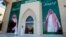 Qirol Salmon bin Abdulaziz va valiahd shahzoda Muhammad bin Salmon suratlari aks etgan bino, Riyod, Saudiya Arabistoni, 9-noyabr, 2017-yil.