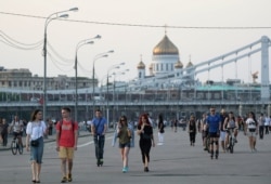 People walk at the Gorky Central Park of Culture and Leisure after local authorities partially lifted quarantine restrictions imposed to prevent the spread of the coronavirus disease (COVID-19), in Moscow, Russia June 8, 2020. REUTERS/Evgenia Novozhenina