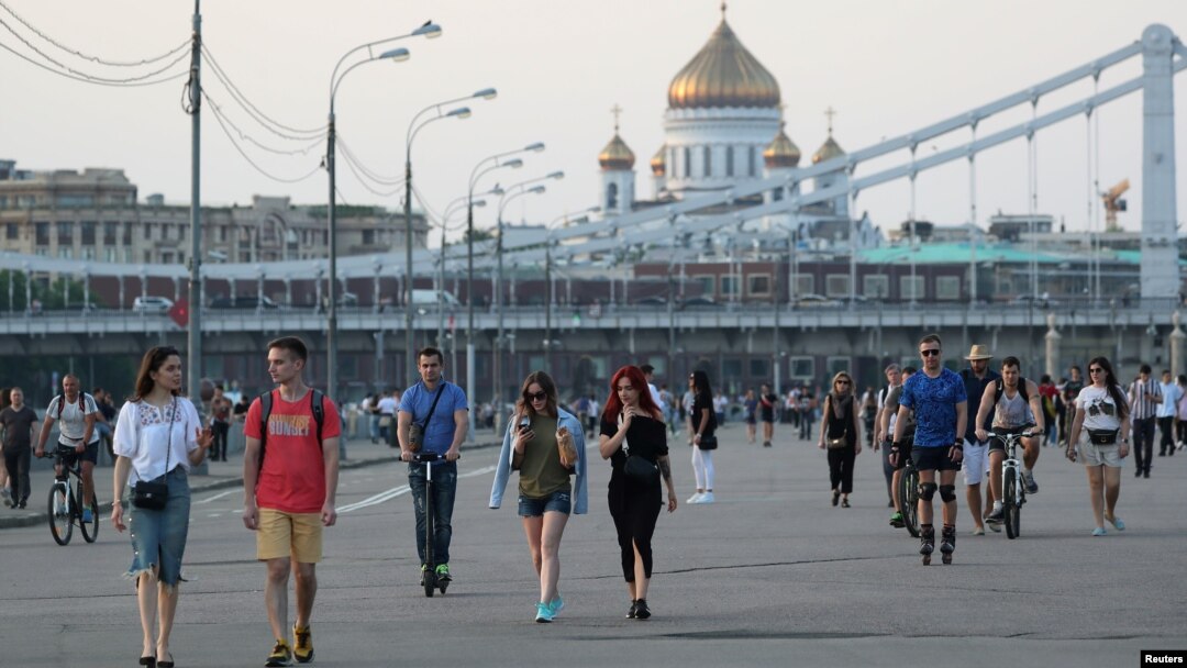 Orang-orang berjalan di Taman Gorky Central setelah pemerintah setempat mencabut sebagian pembatasan karantina yang diberlakukan untuk mencegah penyebaran virus Covid-19 di Moskow, Rusia 8 Juni 2020. 