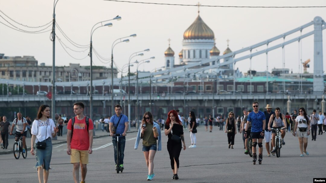 People walk at the Gorky Central Park of Culture and Leisure after local authorities partially lifted quarantine restrictions imposed to prevent the spread of the coronavirus disease (COVID-19), in Moscow, Russia June 8, 2020. REUTERS/Evgenia Novozhenina