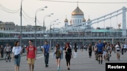 People walk at the Gorky Central Park of Culture and Leisure after local authorities partially lifted quarantine restrictions imposed to prevent the spread of the coronavirus disease (COVID-19), in Moscow, Russia June 8, 2020. REUTERS/Evgenia Novozhenina