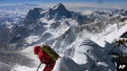 Seorang pendaki gunung di Gunung Everest (Foto: dok). Tujuh pendaki gunung asal Nepal telah merampungkan misi sebagai tim pertama yang semua anggotanya perempuan dan sukses mendaki gunung-gunung tertinggi di tujuh benua.