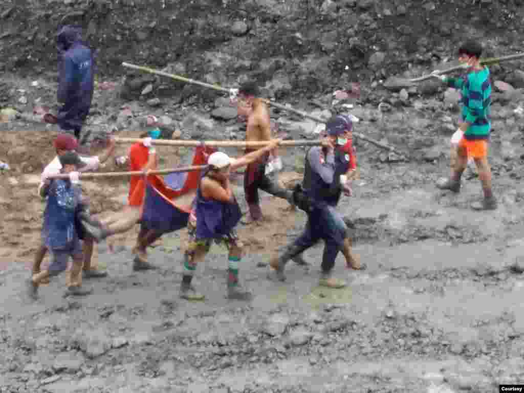 ကခ်င္ျပည္နယ္ ဖားကန္႔ၿမိဳ႔နယ္ ဆိပ္မူေက်းရြာအုပ္စု ေ၀ခါရြာက ေက်ာက္စိမ္းလုပ္ကြက္ေဟာင္းေနရာမွာ ေျမၿပိဳက်တဲ့ ျမင္ကြင္း တခ်ိဳ႕။ (ဓာတ္ပံု - U Cho, Hpakant - ဇူလိုင္ ၀၂၊ ၂၀၂၀)