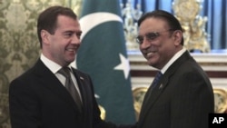 Pakistan's President Asif Ali Zardari (r) and Russian President Dmitry Medvedev shake hands during their Kremlin meeting, May 12, 2011