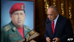 El Ministro del Interior de Venezuela, Diosdado Cabello, habla junto a una pintura del fallecido presidente venezolano Hugo Chávez durante una sesión de la Asamblea Nacional en Caracas el 17 de septiembre de 2024.