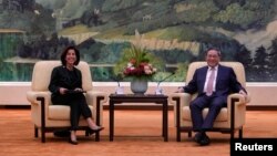 Светот очекува од нас да се засилиме заедно за да ги решиме проблемите, вели американската секретарка за трговија Џина Раимондо