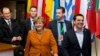 الکسیس سیپراس (راست) نخست وزیر یونان و آنگلا مرکل صدر اعظم آلمان در حال ترک نشست بروکسل - هشتم مارس 