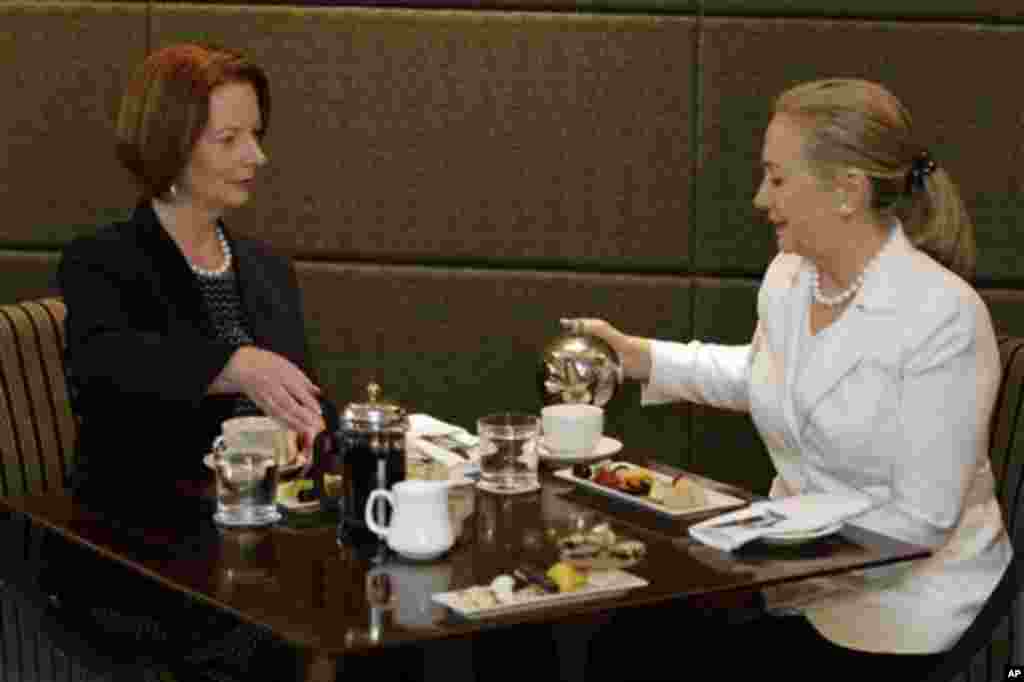 ທ່ານນາງ Hillary Clinton&nbsp; ລັດຖະມົນຕີກະຊວງການຕ່າງປະເທດ ພົບປະກັບທ່ານນາງ Julia Gillardນາຍົກລັດຖະມົນຕີອັອສເທຣເລຍ ຢູ່ເມືອງ Perth ຂອງອັອສເທຣເລຍ ໃນວັນທີ 13 ພະຈິກ 2012.