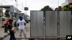 Protivnici islamističkog predsednika Morsija čuvaju ulaz na proteste kraj predsedničke palate u Kairu, Egipat, 2. juli, 2013. 