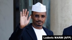 Le président de la transition tchadien Mahamat Idriss Deby Itno salue la presse à son arrivée à l'Elysée, à Paris, le 12 novembre 2021. (Photo de Ludovic MARIN / AFP)