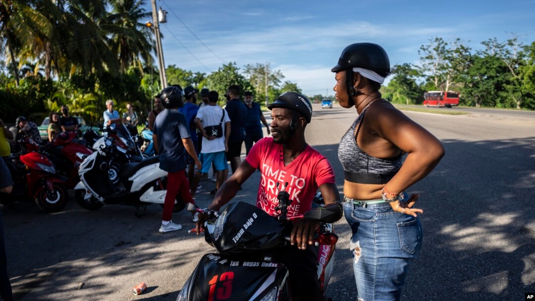 El uso de motos eléctricas chinas está transformando la movilidad en Cuba, facilitando la vida de los ciudadanos frente a la crisis económica y la escasez de combustible.
