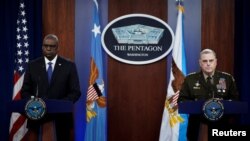 Bộ trưởng Quốc phòng Mỹ Lloyd Austin và Tướng Mark Milley, Chủ tịch Hội đồng Tham mưu trưởng Liên quân Mỹ, trong một cuộc họp báo tại Lầu Năm Góc ở Washington, ngày 28 tháng 1, 2022.