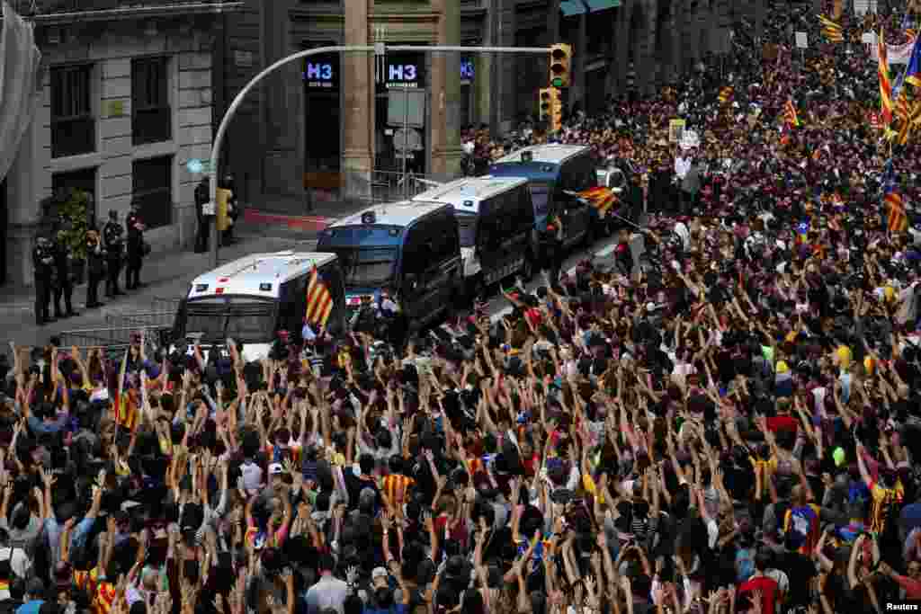 İspanya Barcelona&#39;da göstericiler Ulusal Polis Karakolu önünde