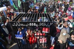 Aktivis dan pendukung partai Jamaat-e-Islami (JI) ikut berpartisipasi dalam aksi unjuk rasa anti-India dalam peringatan Hari Solidaritas Kashmir di Lahore pada 5 Februari 2021. (Foto oleh Arif ALI / AFP)