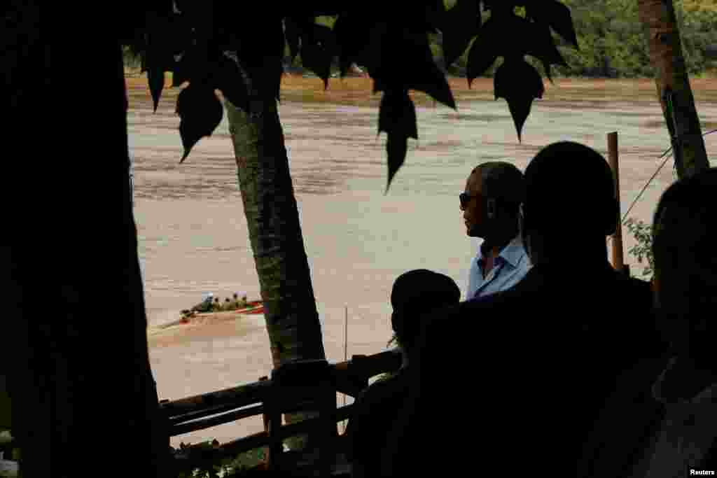 Presiden AS Barack Obama memandangi Sungai Mekong saat berjalan kaki di Luang Prabang (7/9).&nbsp;(Reuters/Jonathan Ernst)