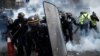 法國的抗議汽油加稅群眾與警察衝突 