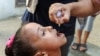 Un trabajador de salud administra una vacuna contra la polio a una niña en un hospital de Deir al-Balah, en la Franja de Gaza, el 4 de septiembre de 2024. 