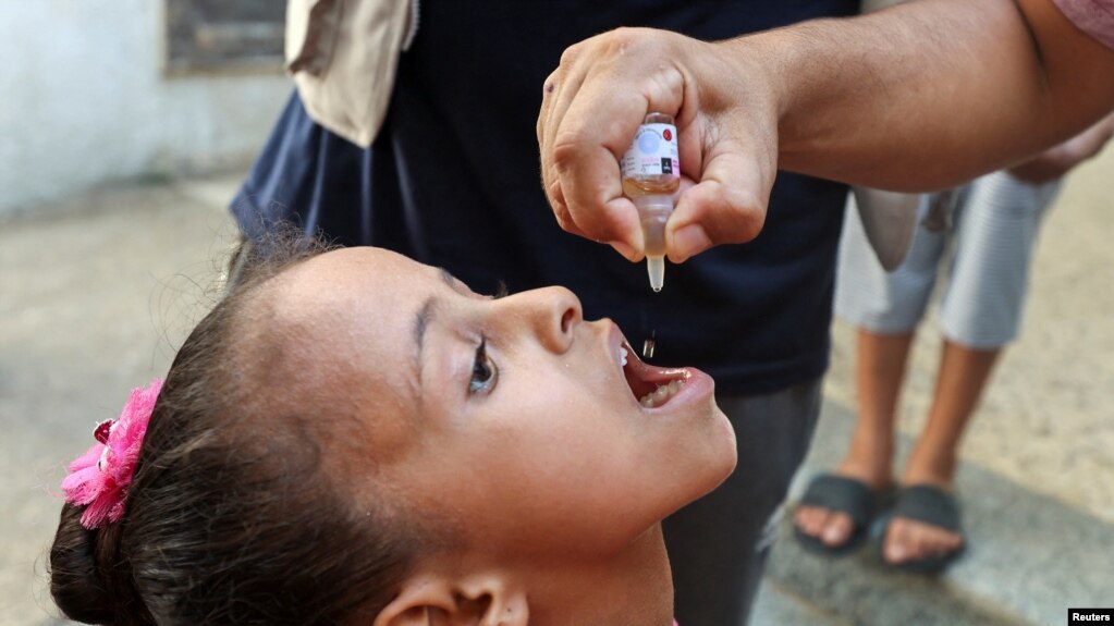 Un trabajador de salud administra una vacuna contra la polio a una niña en un hospital de Deir al-Balah, en la Franja de Gaza, el 4 de septiembre de 2024. 