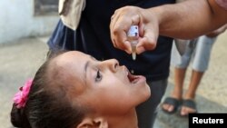 Un trabajador de salud administra una vacuna contra la polio a una niña en un hospital de Deir al-Balah, en la Franja de Gaza, el 4 de septiembre de 2024. 