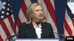 "No podemos vivir con el miedo, ni quedarnos paralizados. Tenemos que saber contra quién luchamos y por qué luchamos", - Clinton.