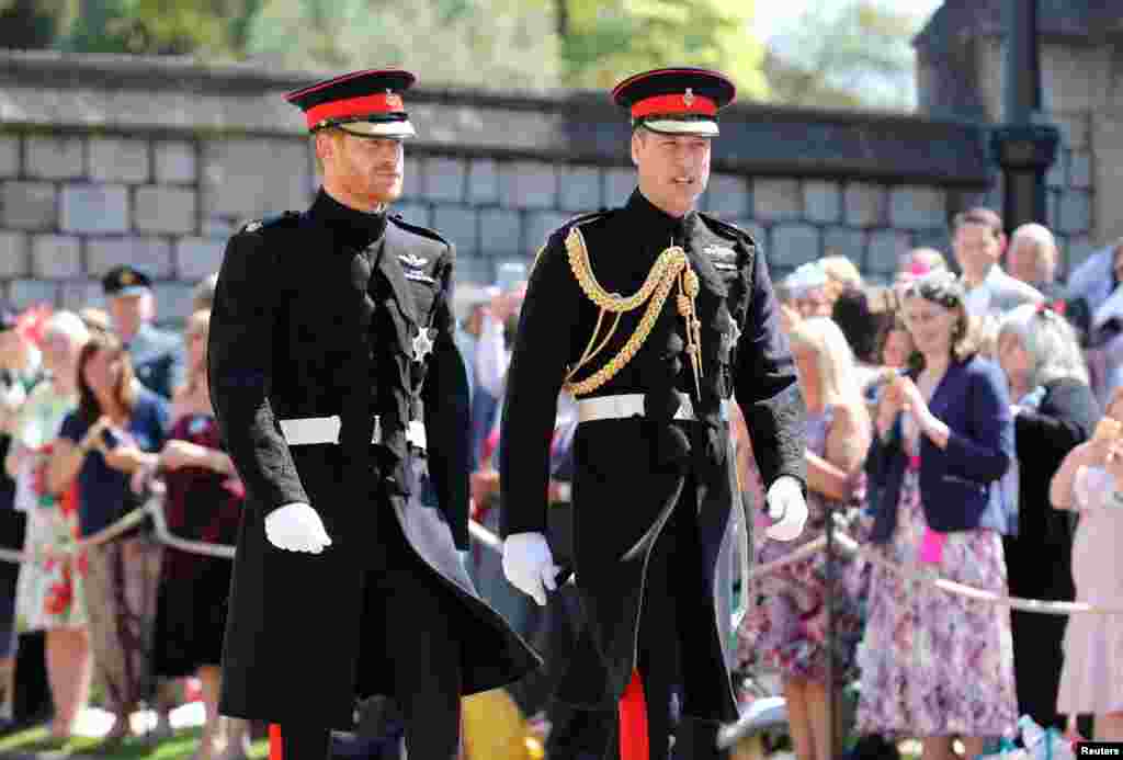 Pangeran Harry berjalan bersama pendamping pengantinnya, the Duke of Cambridge, menuju tempat pernikahannya dengan Meghan Markle di Kapel Santo George di Istana Windsor, Inggris, 19 Mei 2018.&nbsp;