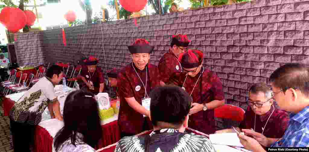 Para petugas KPPS TPS 27 dan TPS 28 Perumahan Rungkut Mapan Surabaya Barat memakai tema Bhinneka Tunggal Ika dalam pemilihan legislatif dan pemilihan presiden, Surabaya, 17 April 2019. (Foto: Petrus Riski/VOA)