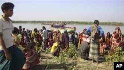 Kauyawa a Bangladash suke dako kusa da inda aka yi hadarin kwale-kwale a kogin Surma,cikin gundumar Sunamganj.