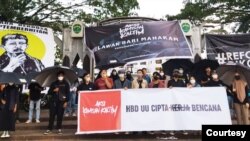 Aksi Kamisan Kaltim 7 Oktober 2021 memperingati setahun UU Cipta Kerja. (Foto: Kamisan Kaltim)