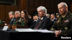Pimpinan badan-badan intelijen AS memberikan kesaksian di depan anggota Komisi Intelijen Senat AS di Capitol Hill, Washington DC hari Rabu (8/3). 