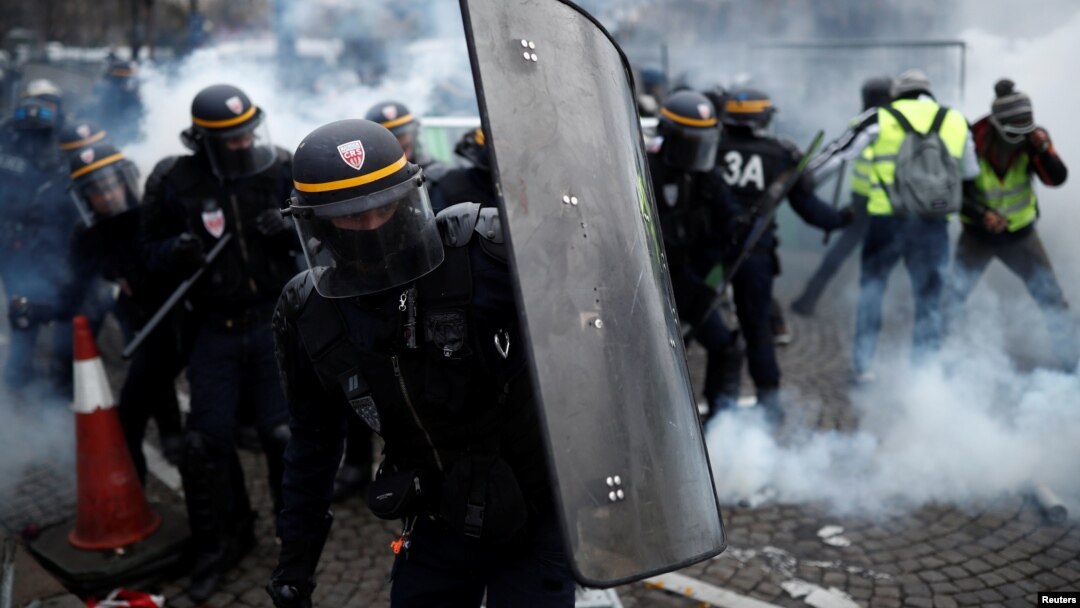 Polisi anti huru-hara Paris bentrok dengan demonstran pada aksi protes sebelumnya di kawasan Champs-Elysee, Paris (foto: dok). 
