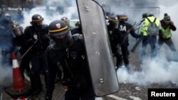 Polisi anti huru-hara Paris bentrok dengan demonstran pada aksi protes sebelumnya di kawasan Champs-Elysee, Paris (foto: dok). 