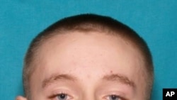 برندن اسکات هول، ۱۹ ساله، پس از کشتن هشت نفر در شرکت پست فدکس ایندیاناپولیس، خودکشی کرد - عکس از اداره پلیس کلان‌شهر ایندیاناپولیس برای اسوشیتدپرس