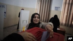 A Libyan woman votes. 