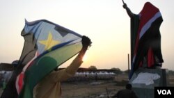 En Juba, la capital de la nueva República de Sudán del Sur, los ciudadanos de la novel nación también elevaron sus banderas.
