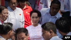 미얀마 야당 지도자 아웅산 수치 여사가 지난 9일 양곤에서 연설한 후 민주주의민족동맹 본부 건물을 빠져나오고 있다.