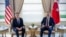Antony Blinken (esquerda) com o ministro dos Negócios Estrangeiros da Turquia Hakan Fidan 