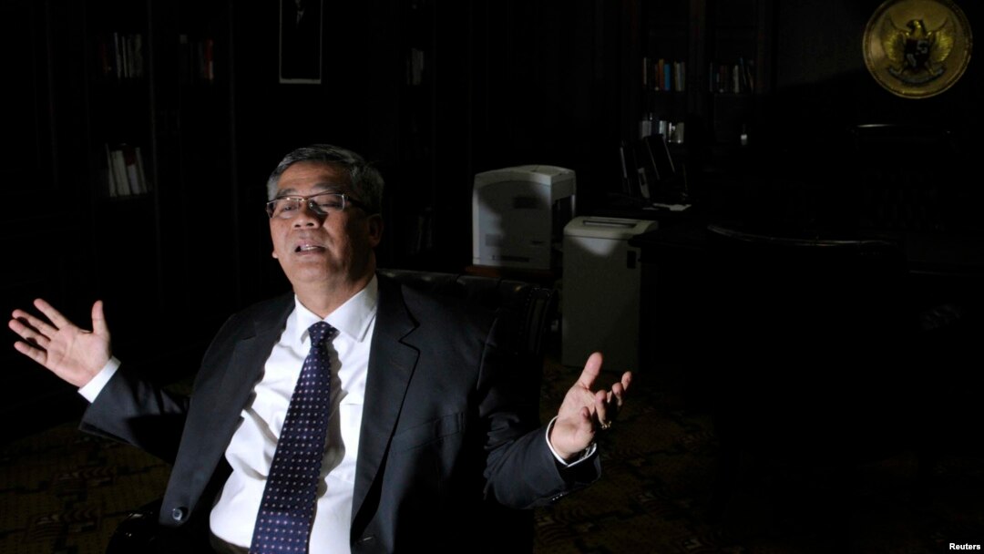 Ketua MK Akil Mochtar saat diwawancarai di ruang kerjanya di kantor Mahkamah Konstitusi bulan April lalu (foto: 11 April 2013).