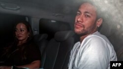 Neymar, à droite, à côté de sa mère Nadine Goncalves Da Silva avant une opération sur son pied blessé, à Belo Horizonte, Brésil, le 2 mars 2018.