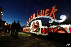 Proyektor menerangi lampu neon yang tidak berfungsi pada pameran di Museum Neon di Las Vegas, 24 Januari 2018. (Foto: dok).