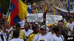 Los manifestantes protestan contra el gobierno del presidente colombiano Gustavo Petro por las reformas de salud y pensiones en Cali, Colombia, el 21 de abril de 2024. 
