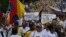 Los manifestantes protestan contra el gobierno del presidente colombiano Gustavo Petro por las reformas de salud y pensiones en Cali, Colombia, el 21 de abril de 2024. 