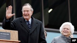 El expresidente George Bush padre y su esposa Barbara durante un acto ceremonial en Fredericksburg, Texas, el 8 de junio de 2016.