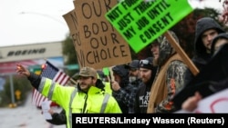Nezadovoljni radnici kompanije Boing protestuju zbog obavezne vakcinacije strahujući da će izgubiti radma mesta (Foto: REUTERS/Lindsey Wasson)