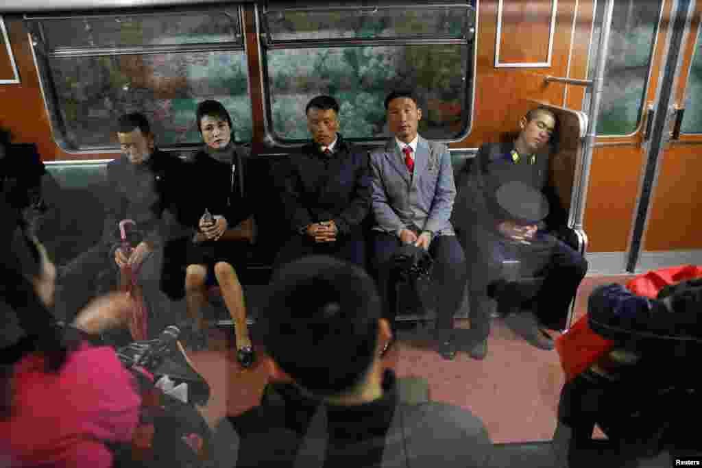 평양 지하철을 이용하는 북한 주민들.